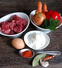 Siebenburger Porkolt Mit Nockerl Rumanisches Essen Nockerl Ungarische Gerichte