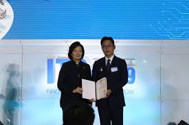 26일 서울 플라자호텔에서 열린 '2020년 대한민국 증권대상' 시상식에서 한앤컴퍼니가 올해의 pef 상을 받은 뒤 김재민 (오른쪽) 한앤컴퍼니 전무와 이명호 (왼쪽) 한국예탁결제원 사장이 기념촬영을 하고 있다./권욱기자. ë„¤ì´íŠ¸ìžë™ì°¨