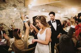 Todos conocemos la batalla… estudiar mucho, trabajar la gramática, memorizar vocabulario,… y cuando finalmente queremos usar lo que hemos estado trabajando tanto, fracasamos. Las Mejores Canciones Para La Entrada Al Banquete De Boda Bailedenovios