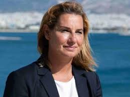 Λάθρᾳ σὺν αὐτῷ ἐκ τῶν βασιλείων φεύγει. Je0tmuhdgjzlim