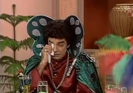 En su carrera el a interpretado una variedad de personajes que se han convertido en favoritos del público. Eugenio Derbez Se Despide De Walter Mercado Al Estilo De Su Personaje Julio Esteban Noticias De El Salvador Elsalvador Com