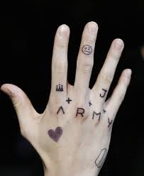 Một trong số những phong cách tattoo đơn giản rất, khi mà bạn sẽ xăm trực tiếp tên nhóm hoặc tên của những thành viên bạn. Tá»•ng Há»£p Hinh XÄƒm Cá»§a Jungkook Bts Va Y NghÄ©a Khiáº¿n Fan Cáº£m Ä'á»™ng Bloganchoi