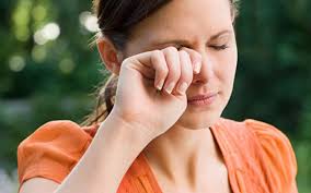 Làm thế nào khi có vật lạ rơi vào mắt?