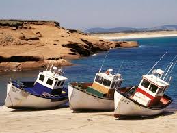Couleurs Bleu Bateau De Gauche Sable Rouge Bateau De Droit Et Beige Fonce Falaise Boat Road Trip Projects Fishing Boats