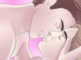 كيفية إشعال الرغبة الجنسية بالتقبيل: 13 خطوة (صور توضيحية)