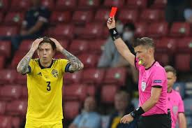 Dalam permainan sepak bola terdapat setidaknya minimal 4 orang wasit di mana satu orang wasit lapangan. Wasit Piala Eropa 2020 Tuai Pujian