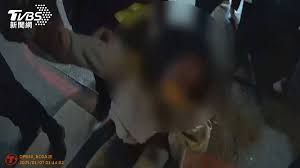 KTV女酒醉飆罵、動手毆打警又狠踹警車| TVBS | LINE TODAY