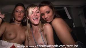 Betrunkene Girls zeigen ihre blanken Muschis HD - PORNOKLINGE.com