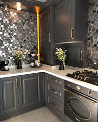 Arkadaşlar herkese merhabalar,bu video da sizlere mutfak tezgah arasında şerit led i̇le aydınlatma uygulamasını detaylı bir şekilde anlatmaya çalışmaktayım. Bu Apartman Dairesi 10 Kata Bahceli Bir Ev Hissini Tasimis 7 Ev Gezmesi Luks Mutfaklar Siyah Mutfak Tezgahi Sweet Home