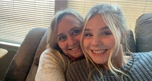 Lora Carson's Instagram, Twitter & Facebook