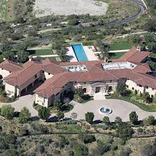 According to zillow, the entrance opens onto a wide lane. Prince Harry And Meghan Markle Staying At Tyler Perry S Mansion