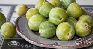Produits La Reine Claude Moyennement Caloriques Et Riches En Fibres Les Prunes Sont D Excellents Fruits De Tab Prune Verte Prune Reine Claude Poires Cuites