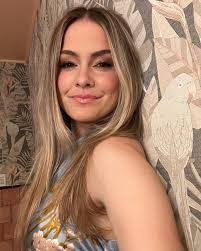 Cassi Thomson's Instagram, Twitter & Facebook