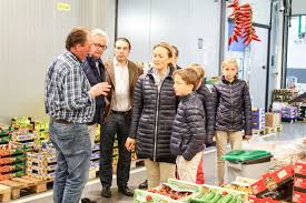 Ce mois est plutôt célébré aux états. Visite Familiale Du Prince Laurent De La Princesse Claire Et Leurs Enfants Mabru