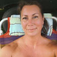 What does it mean when a chicken is broody and how to handle it?