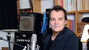 Tout à commencé sur facebook où « axel bauer » a liké 2 de mes commentaires sur une de ses donc avec mon pote michel (point g production) et sa femme on se rend à chambéry pour le. Axel Bauer Mais Comment Range T Il Ses Cd Cote Maison