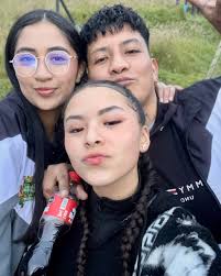 Ustedes le han dado felicidad a mi vida… Ojalá yo también les haya regalado  un poquito de alegría a la suya. ✨ Casi nunca subo cosas personales por  aquí. Estas redes siempre