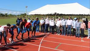 Cuatro niñas pasan el tiempo sonriendo y compatiendo en un juego dominicano al que llaman el gallo en la comunidad la vigia de rancho arriba. Idtjitgrgtdkcm