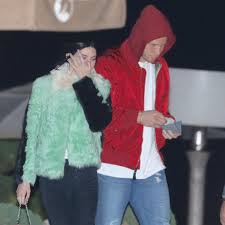 Blake griffin has a new flame! Kendall Jenner And Blake Griffin Wear Bright Winter Coats For Date Night Teen Vogue