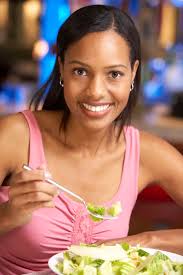 Foto de stock de Tortas De Arco Iris Colorido Sobre Plato Blanco.