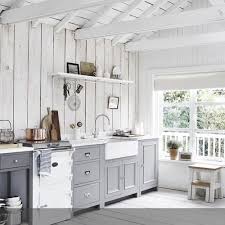 Weisse Kuche Im Landhausstil Schon Sind Die Weissen Wandvertafelungen Und Grauen Fronten Der Kuchenzeile Roomi Neptun Kuche Kuchen Inspiration Kuchen Rustikal