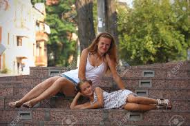 야외 딸과 함께하는 어머니 로열티 무료 사진, 그림, 이미지 그리고 스톡포토그래피. Image 18151450