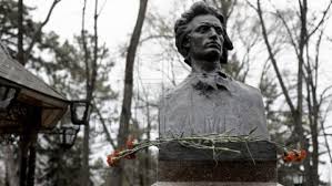 Iniial, statuia a fost amplasat n faa facultii de litere a universitii al. Mihai Eminescu Atunci Cind Simbolul Cultural Devine Politic Observator Cultural