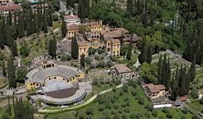 Il vittoriale degli italiani è un complesso di edifici, vie, piazze, un teatro all'aperto, giardini e corsi d'acqua eretto tra il 1921 e il 1938 a gardone riviera, sulla sponda bresciana del lago di garda.committente del complesso fu il poeta e romanziere gabriele d'annunzio che vi è qui sepolto e che ne affidò il progetto all'architetto giancarlo maroni in modo che il luogo. Io Ho Quel Che Ho Donato Il Vittoriale Di Gabriele D Annunzio