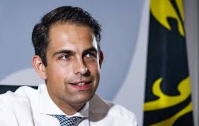 De man zou vermoedelijk al enkele weken dood zijn, de eigenaar van het pand was daarvan op de hoogte, maar gaf dit niet aan. Twitter Schort Account Vb Voorzitter Van Grieken Op De Standaard Mobile