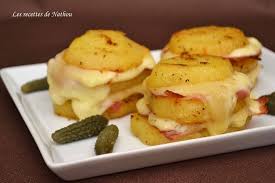 Pommes De Terre Au Four Au Fromage A Raclette Et Lard Fume Recette Recettes De Cuisine Pomme De Terre Au Fromage Pomme De Terre Au Four