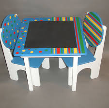 Stripes And Polka Dots Chalkboard Childrens Table And Chairs 213 00 Via Etsy Mesas Y Sillas Infantiles Dormitorios De Ninos Pequenos Muebles Para Ninos