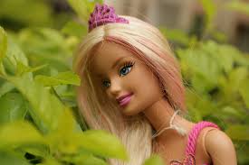 Stampa e colora barbie e scopri tante immagini delle sue avventure nella sua maschera da super eroe. Immagini Barbie Da Colorare Dove Trovarle Online Supereva