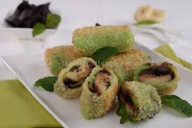 Jun 30, 2021 · buat puding lumut dulu ya siapkan wadah masukkan agar2, gula, telur, garam, santan, air, pasta pandan aduk2 (saring) masukkan ke dalam panci masak dengan api sedang jika ingin lumutnya besar2 jarang diaduk jika ingin lumutnya kecil2 seperti punya aku sering diaduk. Resep Martabak Pisang Cokelat Tabloidbintang Com