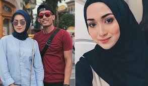 Wanita berusia 23 tahun itu ternyata merupakan seorang model hijab dan selebgram populer. Tersenarai Dalam 7 Isteri Atlet Yang Tercantik Di Asia Ini Foto Isteri Pelumba Motogp Hafizh Syahrin Petua Dan Resepi Bonda