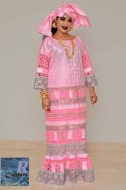 Le bazin fait l'objet d'un commerce florissant en afrique. 200 Idees De Modele Bazin Mode Africaine Mode Africaine Robe Robe Africaine