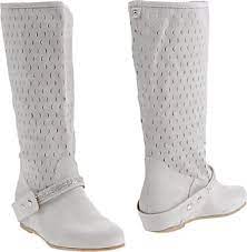 Au cours de l'histoire, les bottes ont évolué sous de nombreuses formes pour répondre aux besoins essentiels du les modèles de bottines d'été conviennent pour les saisons de transition. Bottes D Ete Maintenant 105 Produits Jusqu A 70 Stylight