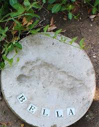 Concrete Stepping Stone Tutorial Stepping Stones Diy Backyard Activities Stepping Stones