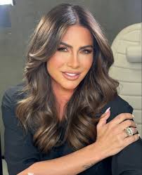 Namorada do pai de Neymar muda o visual e ganha elogio de Bruna Biancardi