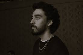 Un hombre en un puente