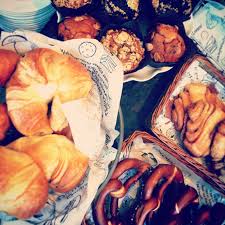 Na Das Sind Doch Mal Aussichten Da Kann Man Doch Glatt Mal Kurz Das Wetter Da Draussen Vergessen Ha Leckeres Fruhstuck Franzbrotchen Kuchenspezialitaten