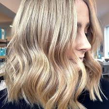 Per chi ha capelli di lunghezza media o alle spalle, sia dritti che mossi, l'ideale è un taglio scalato, molto versatile e allo stesso tempo . 45 Tagli Di Capelli All Altezza Delle Spalle Che Vi Faranno Apparire Piu Romantiche