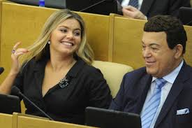 правда ли что у алины кабаевой ребенок от путина Pochemu Vladimir Putin Razvelsya S Zhenoj Lyudmiloj I Kto Takaya Alina Kabaeva