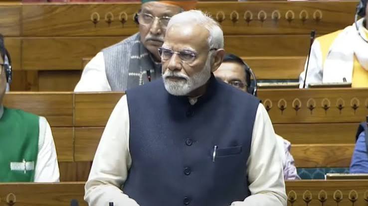 लोकसभा में PM मोदी ने संविधान पर चर्चा का दिया जवाब, कांग्रेस पर जमकर बरसे - India TV Hindi