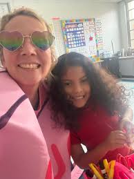 Hall Elementary School‎