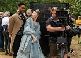 Daphne debuts on london's marriage market as a new gossip sheet sets high society atwitter and simon, the eligible duke of hastings, returns to town. Livro Vs Serie Bridgerton Leio Na Rede