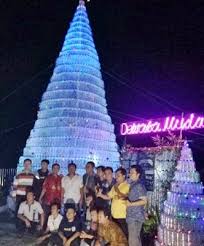 Cara membuat pohon dari botol bekas yang. Unik 2017 Botol Air Mineral Bekas Disulap Jadi Pohon Natal Infogunungkidul