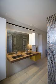 Grande Salle D Eau Avec Double Vasque Bois Et Meuble De Rangement Faience Et Carrelage Beige Decoration Interieure Cabinet D Architecture Meuble Design