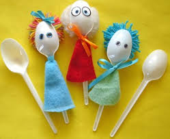 Anda bisa membelinya di mana saja, bahkan harganya juga sangat terjangkau. 12 Kerajinan Dari Sendok Plastik Yang Mudah Dibuat