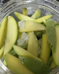 Kupas mangga, potong atau hiris memanjang. Resepi Jeruk Pelam Pedas