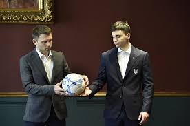 Я не шкодую про перехід в динамо. Futbolisty Sbornoj Ukrainy Primerili Novye Kostyumy Ot Ukrainskoj Firmy Foto Fanday